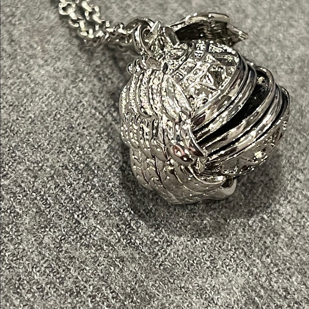 🌻3/$15 Silvertone Memory Photo Pendant Necklace - Picture 2 of 5